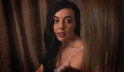 Бородатый дядька снял трусы с племянницы и поставил ее на четвереньки.