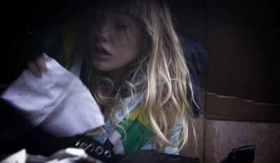 Негр с часами на руке трахает молодую дочку раком без презерватива.