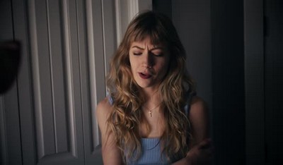 Зрелый мужик вошел в комнату и разбудил спящую дочку.