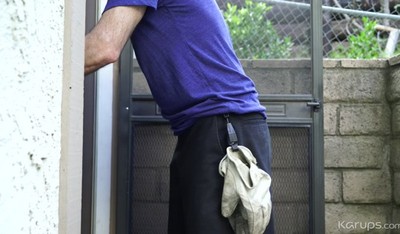 Темнокожий мужчина не мог сдержаться, когда жопастая подружка пришла в гости.