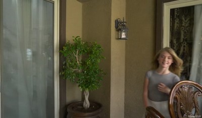 Симпатичный парень взял свою сестру на диван и снял с нее трусики.