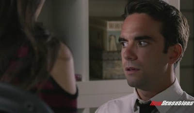 У одной привлекательной шатенки есть особый романтический момент со своим соседом.