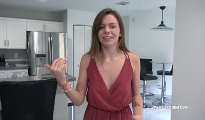 В жарком эпизоде, шатенка в коротком бордовом пеньюаре начала приближаться к своему брату в спальне, чтобы заняться оральными ласками.