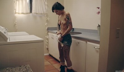 Пожарный с рельефным телом ставит раком красивую девушку и вынимает из нее анальную пробку.