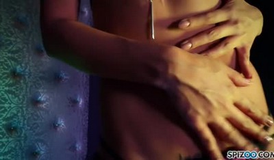 Человек, несвой себе вечером в клубе, занимается сексом с азиаткой на кожаном пуфике.