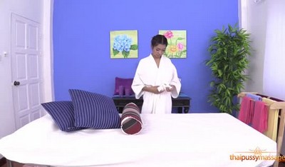 Сильные руки массажиста разминали загорелое тело азиатской красавицы, приведя ее в восторг.