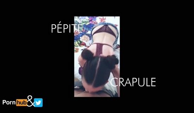 Красивая девушка в своем новом купальнике завела своего партнера и пригласила его к себе домой.