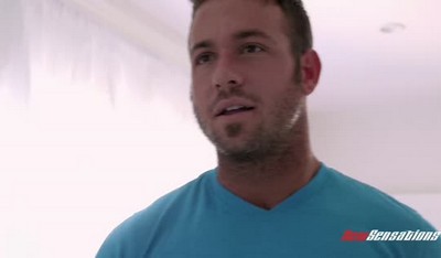 Вертихвостка с соседней дачи прискакала, очарованная крепышом соседа.