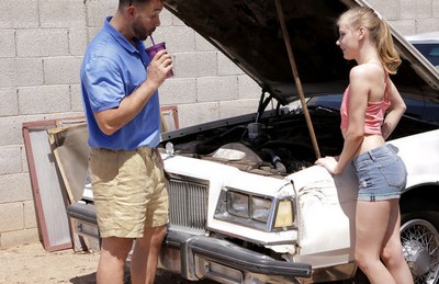 На таможне один из инспекторов нашел контрабанду в заднице пассажирки.