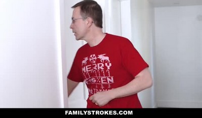 Брюнетка с хорошим воспитанием осознала, что секс на общественных местах не прилично, но эта идея возбуждает ее.