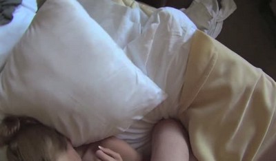 Красивая девушка решила удовлетворить своего соседа глубоким минетом.