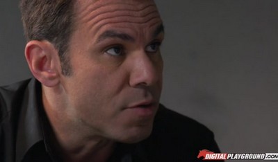 Молодая проститутка сталкивается с полицией, детектив занимается сексом со своей девушкой.