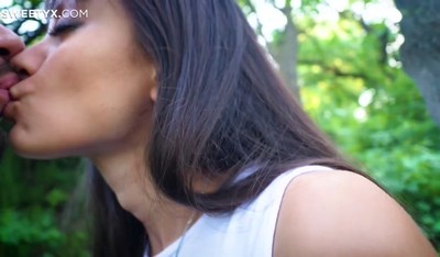 Молодая украинская модель испытывает свои навыки в анальных сценах.