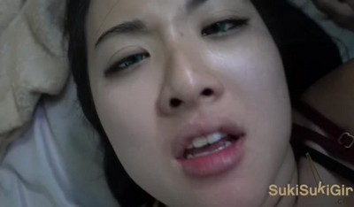 Молодой человек решил снять POV-видео с любимой сестренкой в коротком черном платье для продвижения своего сайта для взрослых.