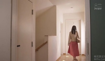 Студенты и студентки из Японии в центре внимания.