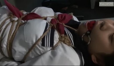 Японский школьный врач наказал молодую девушку, которая притворялась больной, используя связывание.