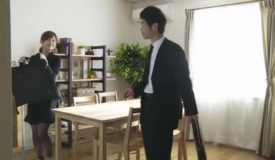 Японская пара решила провести выходные у братца мужа, который является хиккикомори и живет жутко грязной квартире.