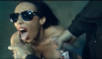 Властная жена решила, что её муж должен наблюдать, как она проводит время с новым партнером.