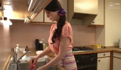 В центре Токио, после обеда, молодая японская хозяюшка предложила отчиму свои сексуальные услуги.