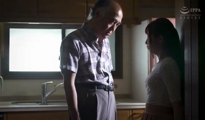 Весьма необычное событие произошло в японской семье - дедушка решил снять трусы со своей внучки.