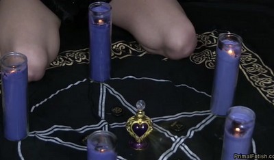 Высокий пацан вскрыл нежное горло и вагину своей сестренке, которую он связал в подвале для БДСМ-траха.