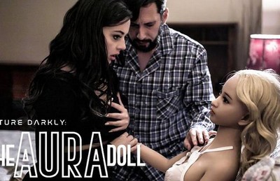 Мужик собрал уникальную оргию с приемной дочерью и силиконовой куклой, которую он купил в секс-шопе.