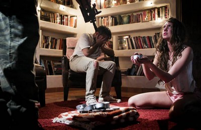 На злобном лице фермера было написано бесстрашие, когда он навел на парня автоматическое оружие.