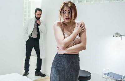 Нашла объявление в интернете о частном докторе, который принимает на дому и бесплатно проводит первое осмотрение.