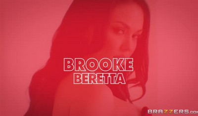 Привлекательная женщина, связанная с боссом, участвует в интимных отношениях с его сыном.