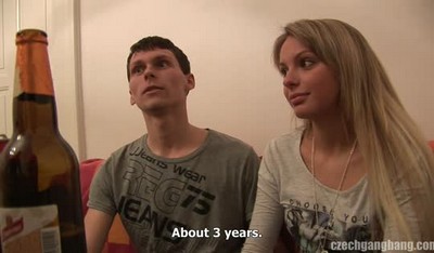 Мулатка снимает эротическое видео, показывая свою мастурбацию на кровати.