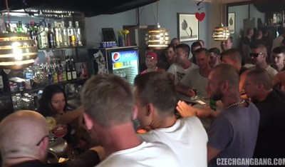 По пятницам в кабаке организовывали групповой секс без оплаты.