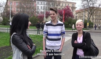 На остановке парочка познакомилась с парой извращенцев.