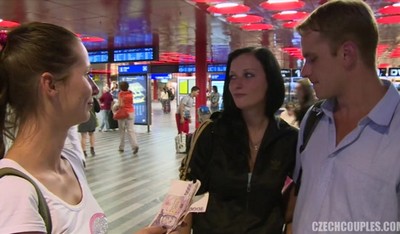 В Праге вечером пара любовников неожиданно получила предложение публично заняться сексом на камеру за неплохую сумму.