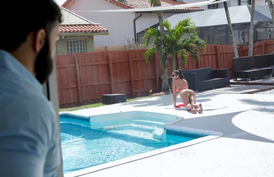 Бородач наслаждался зрелищем, когда жена брата начала делать онлайн порно.