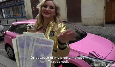 Встречаюшая стриптизерша наслаждается музыкой Бибера и ведет бизнес.