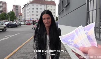 Тип увидел девушку с улицы и предложил ей деньги за минет и анальный секс.