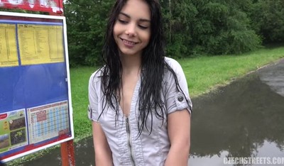 Чувствуя нервозность ведущей леди перед моментом истины, ее партнер предлагает ей уверенность и поддержку, обещая действовать медленно и нежно из-за размера своего члена.