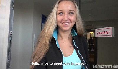 Мужчина попробовал интимные отношения с черной и белой девушкой, как лакомое мороженое.