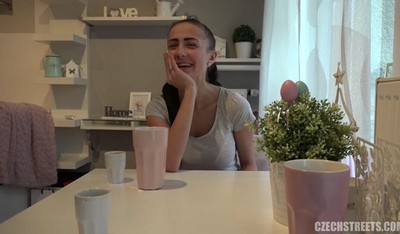 Девушка с сайта знакомств пригласила парня в гости.