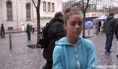 Рядом с городским цирком было многолюдно, и режиссер нашел своих актеров.