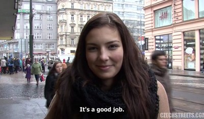 Девушка вышла из офиса и пошла по улице в поисках сигарет.