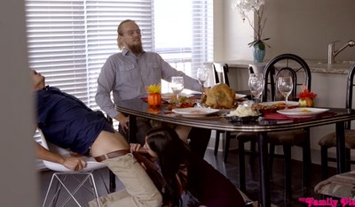 Виолетта пригласила друга провести ночь дома и поутру присоединилась к семейному завтраку.