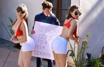 Мажор заказал двух сексуальных массажисток на свою виллу.