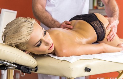 Разведенная блондинка пришла в пражский бордель расслабиться и получить необычный эротический массаж.