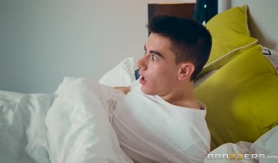 Парнишка проснулся от жарких поцелуев и понял, что в доме появилась его соседка.