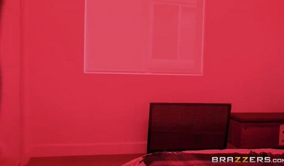 "Твой член слишком большой для моей узкой попки", - это инцест-сцена, которая может вызвать шок и возбуждение у зрителей.