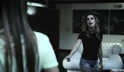 Папаша и мускулистый сын меняются женщинами в кровати и устраивают групповое сексуальное удовольствие.