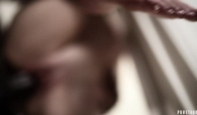 Очаровательная молодая женщина заинтересовалась экспериментами в сфере БДСМ и решила попробовать новые ощущения с партнером темнокожей наружности.