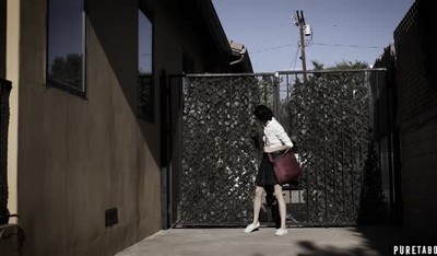 Молодая студентка нанялась сиделкой в большом доме и на первом же дне увидела своего работодателя голым на кровати.