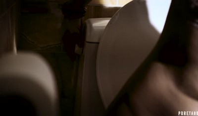 Красотка решила превратить простой провинциальный городок в последнее место отдыха для приключений.